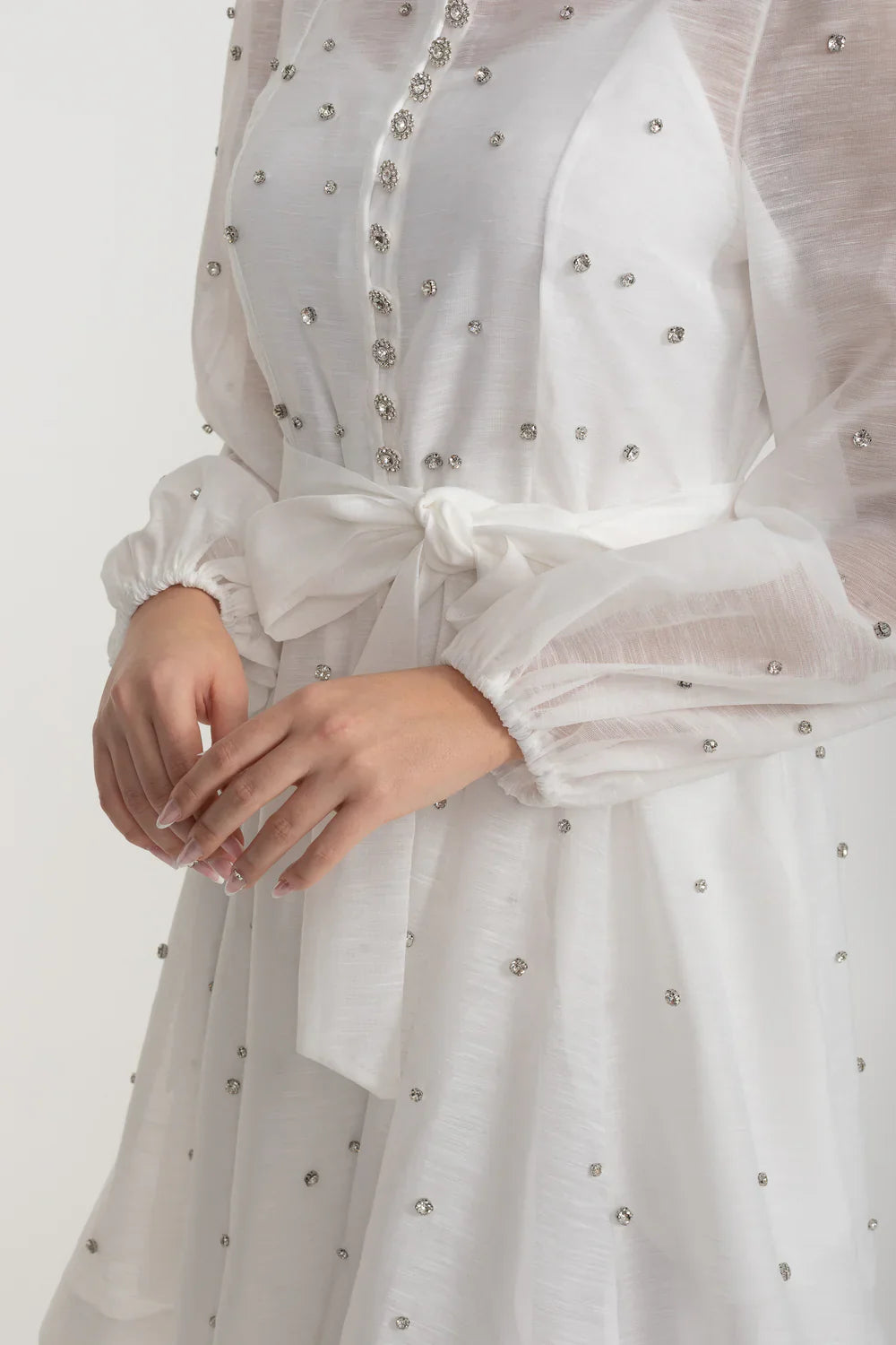 Vestido Elegante Com Mangas Bufantes Longas, Gola Alta E Enfeites Brilhantes - Branco