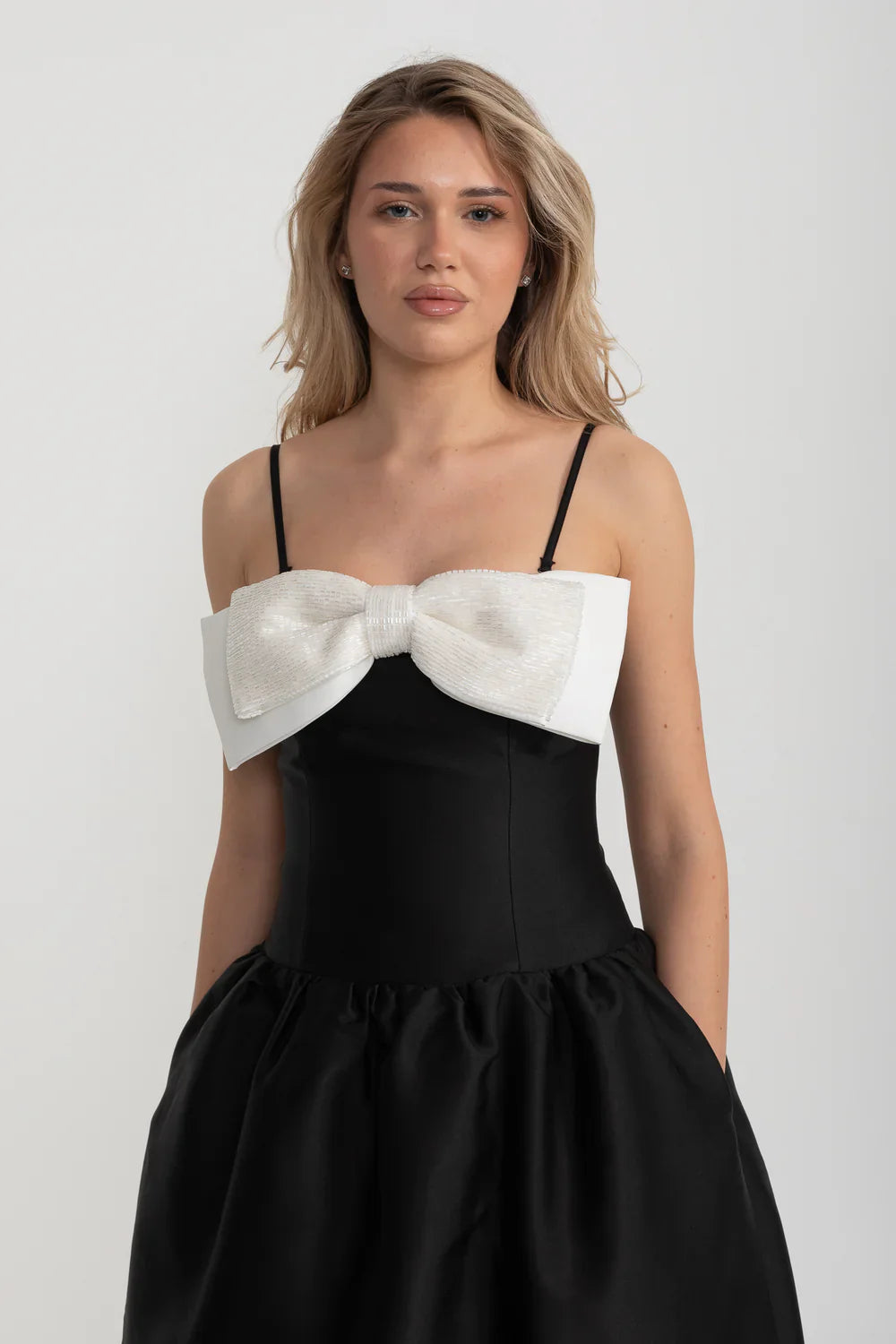 Vestido Mini Justo Sem Mangas Com Grande Laço Branco Proeminente - Preto