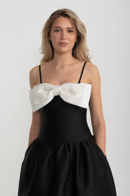 Vestido Mini Justo Sem Mangas Com Grande Laço Branco Proeminente - Preto