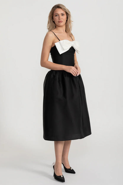Vestido Mini Justo Sem Mangas Com Grande Laço Branco Proeminente - Preto