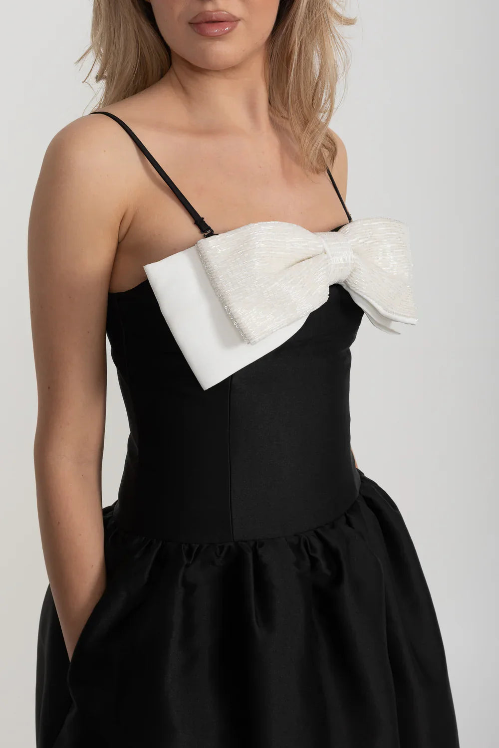 Vestido Mini Justo Sem Mangas Com Grande Laço Branco Proeminente - Preto