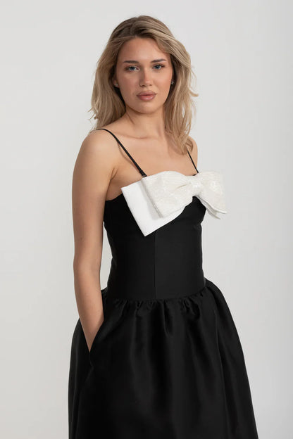 Vestido Mini Justo Sem Mangas Com Grande Laço Branco Proeminente - Preto