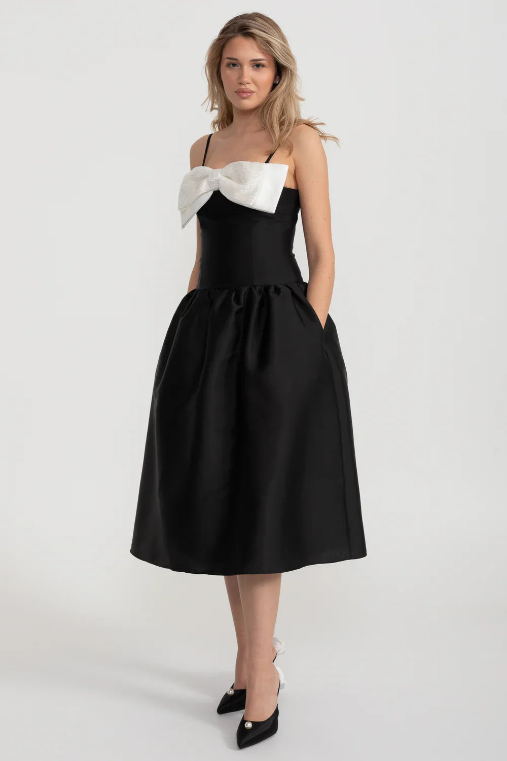 Vestido Mini Justo Sem Mangas Com Grande Laço Branco Proeminente - Preto