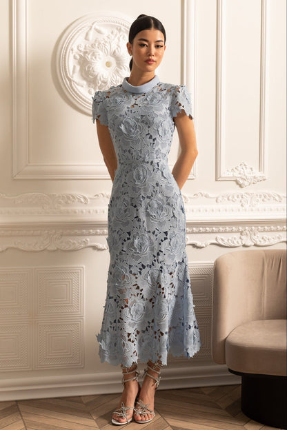 Vestido de Renda com Padrão Floral, Gola Alta e Saia Midi - Azul