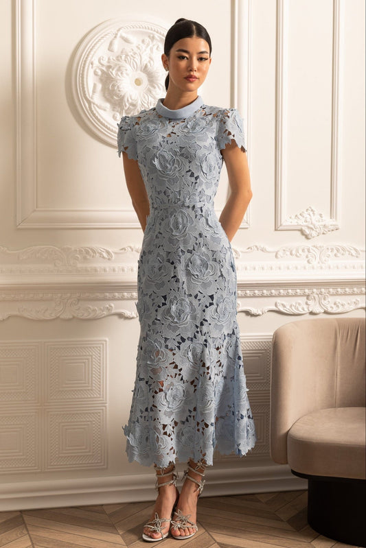 Vestido de Renda com Padrão Floral, Gola Alta e Saia Midi - Azul