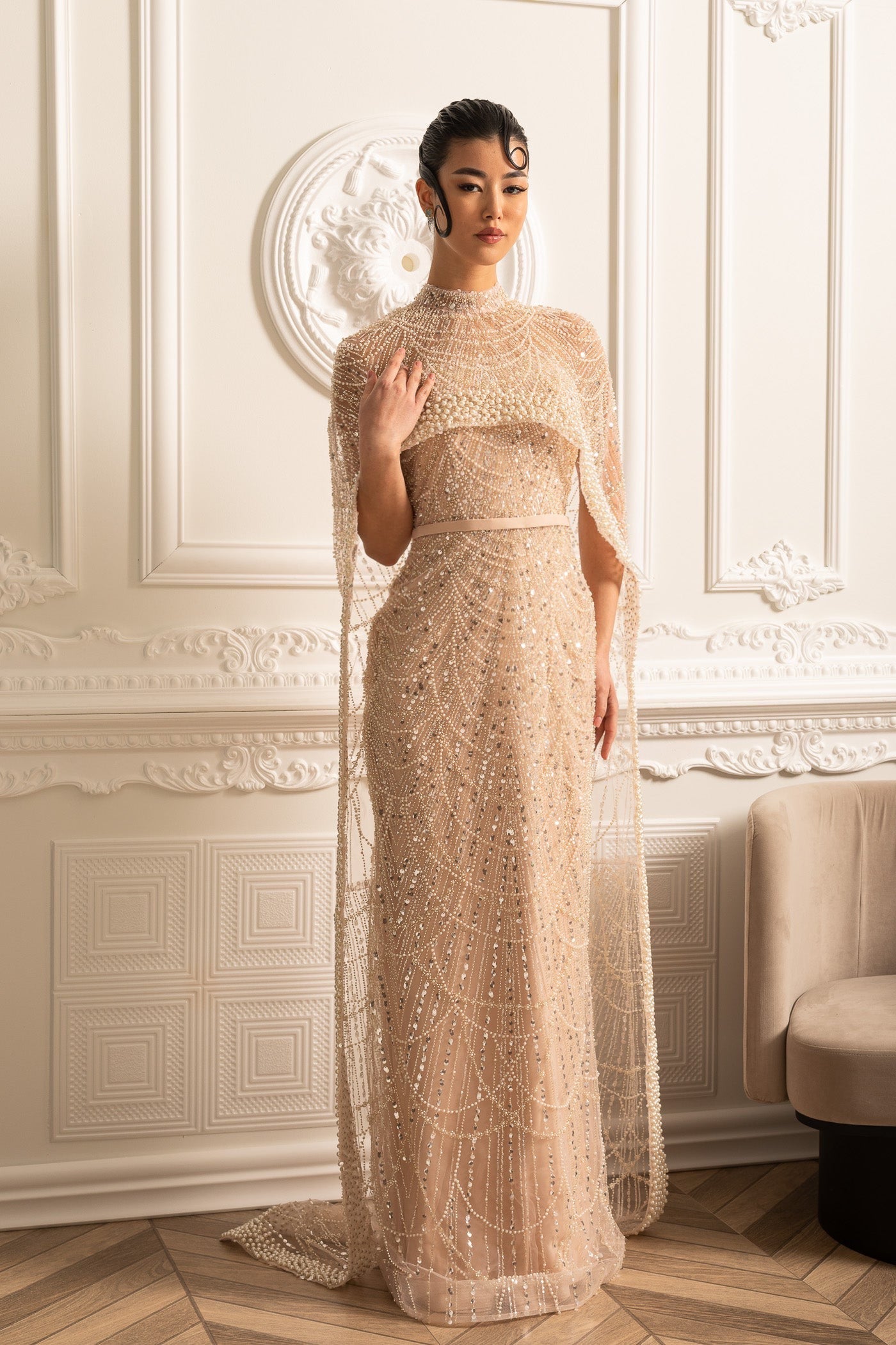 Vestido Glamouroso com Contas e Véu Destacável - Bege