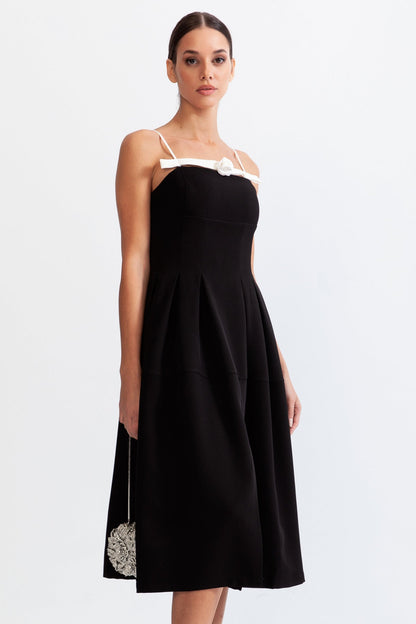 Vestido Midi com Detalhe de Flores - Preto