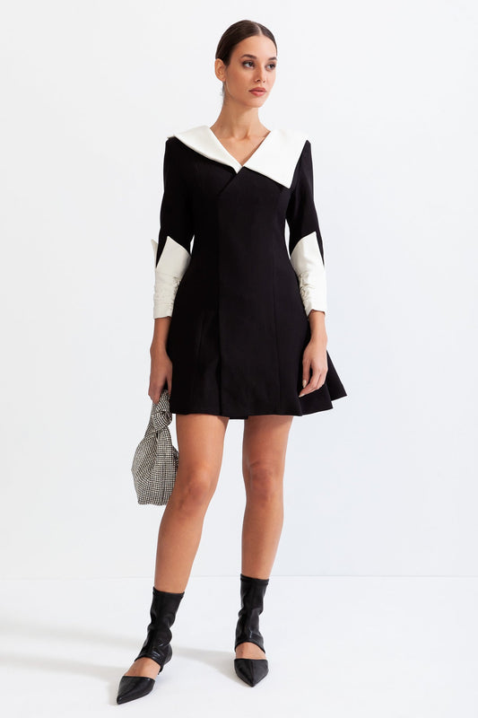 Vestido de boneca com colarinho e punhos contrastantes - Preto