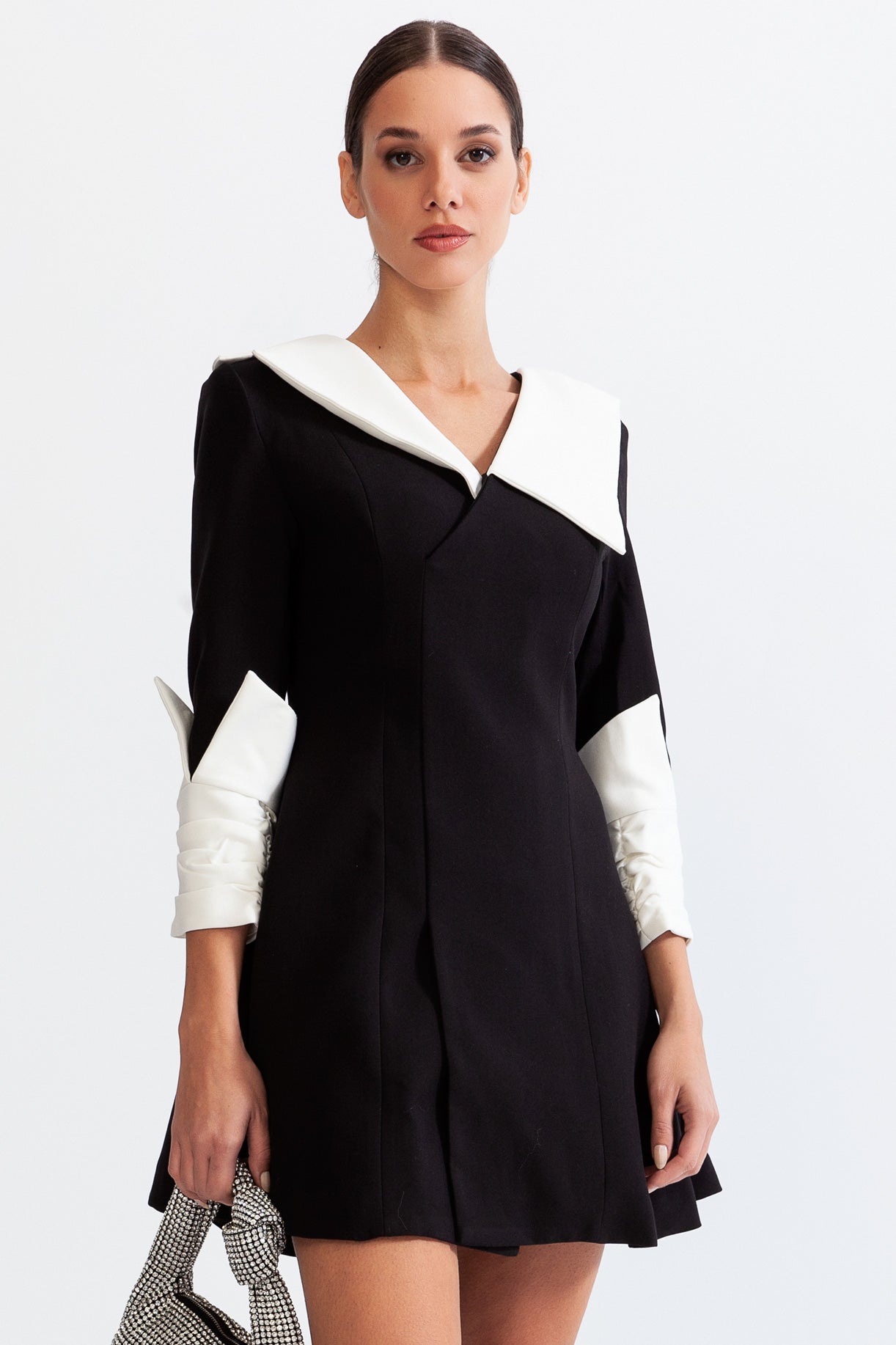 Vestido de boneca com colarinho e punhos contrastantes - Preto