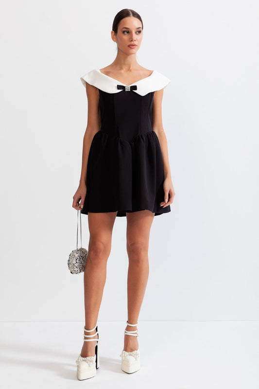 Vestido Minimalista com Detalhe de Laço - P&B