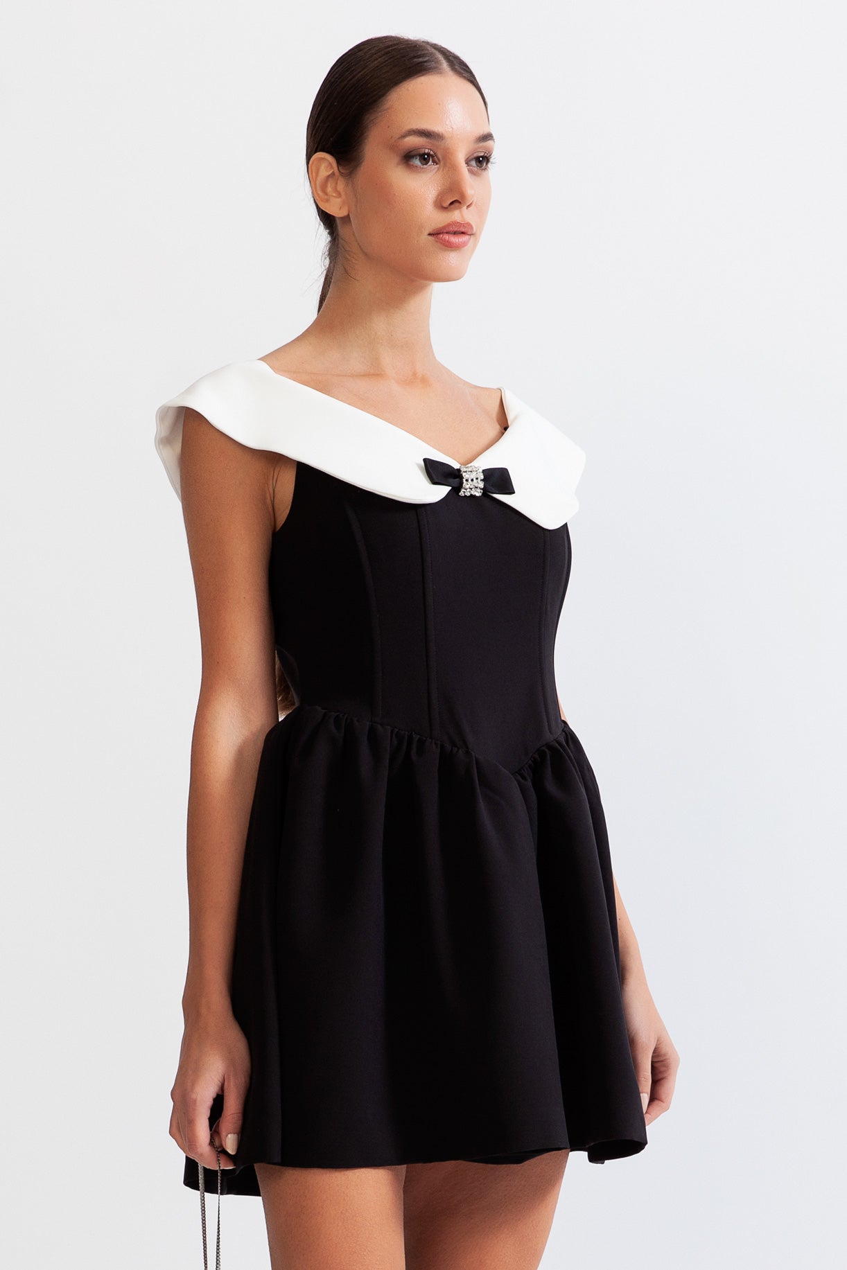 Vestido Minimalista com Detalhe de Laço - P&B