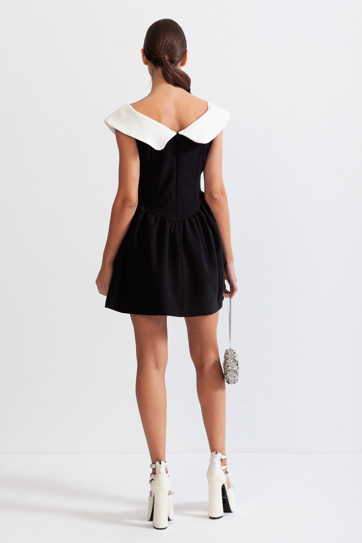 Vestido Minimalista com Detalhe de Laço - P&B
