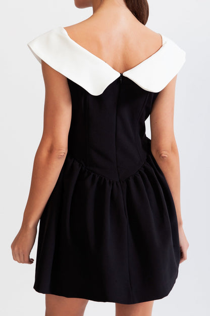 Vestido Minimalista com Detalhe de Laço - P&B