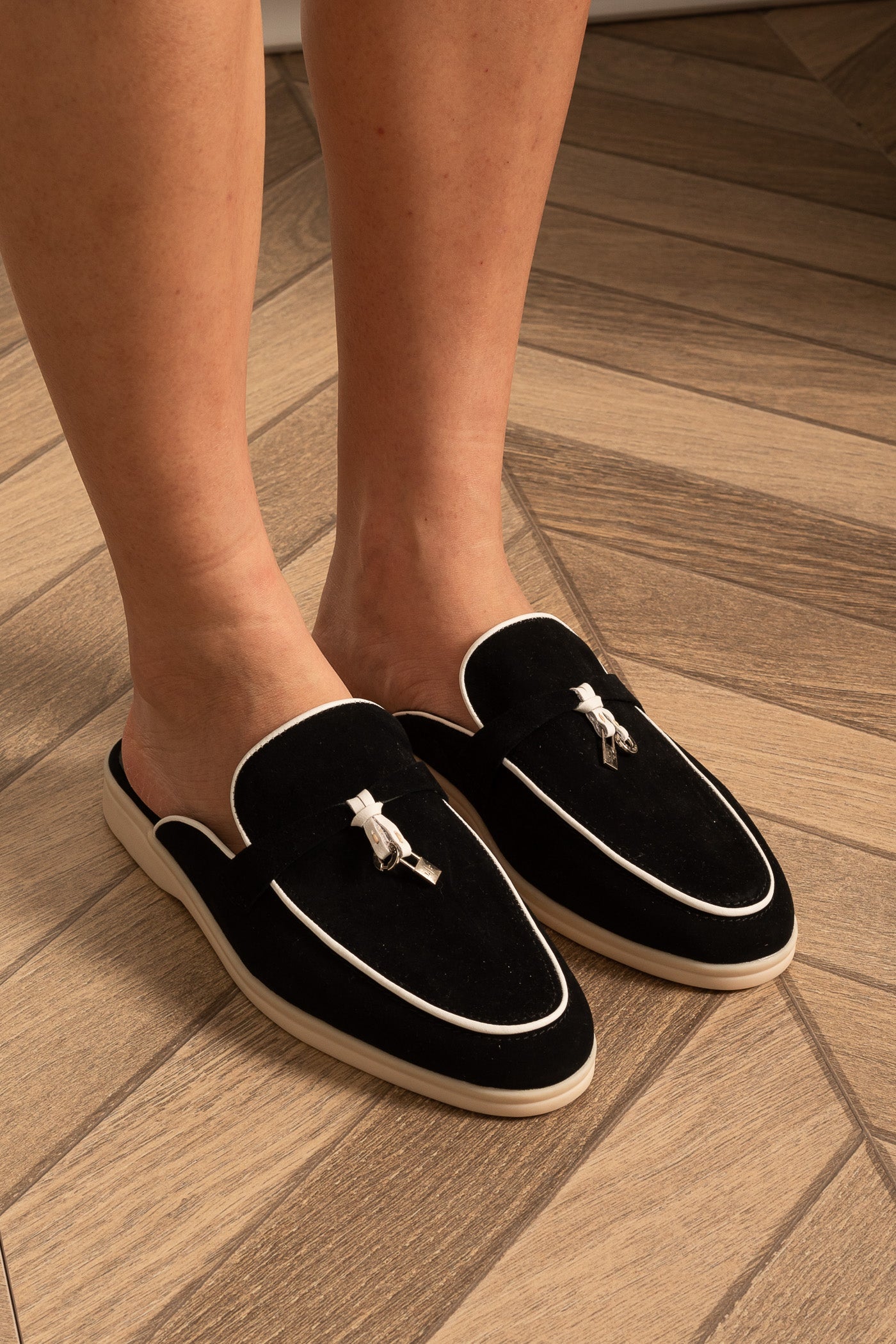 Mocassins de Camurça com Sola Contrastante e Charms Metálicos - Preto/Branco