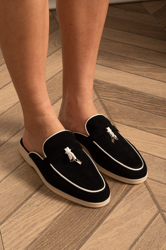 Mocassins de Camurça com Sola Contrastante e Charms Metálicos - Preto/Branco