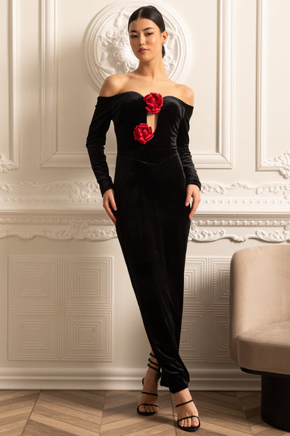 Vestido de Veludo Off-Shoulder com Decote Profundo e Acentos de Rosa Vermelha - Preto