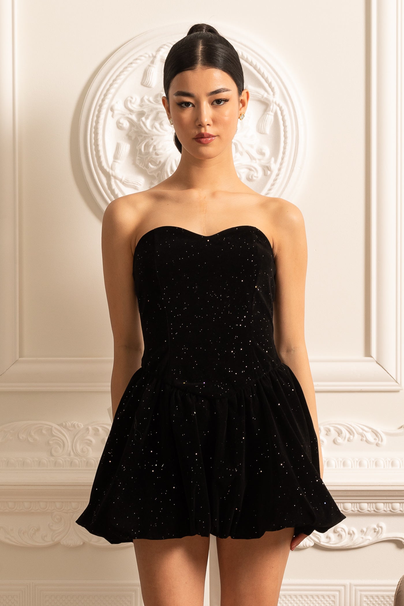 Vestido Mini de Veludo com Laço Grande Contraste nas Costas e Delicados Detalhes Estelares - Preto