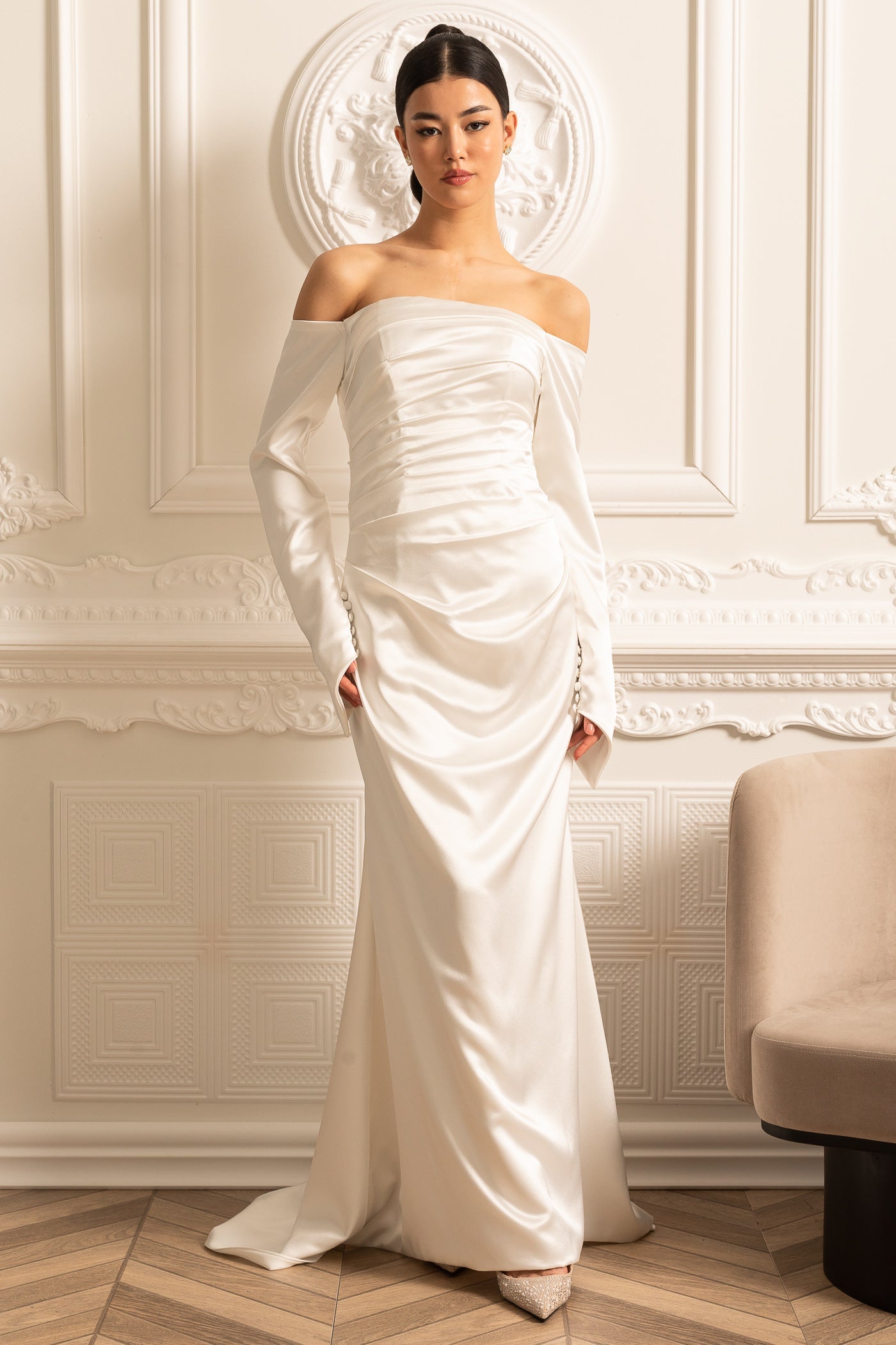 Vestido de Cetim Off-Shoulder com Design Plissado e Saia Drapeada - Branco