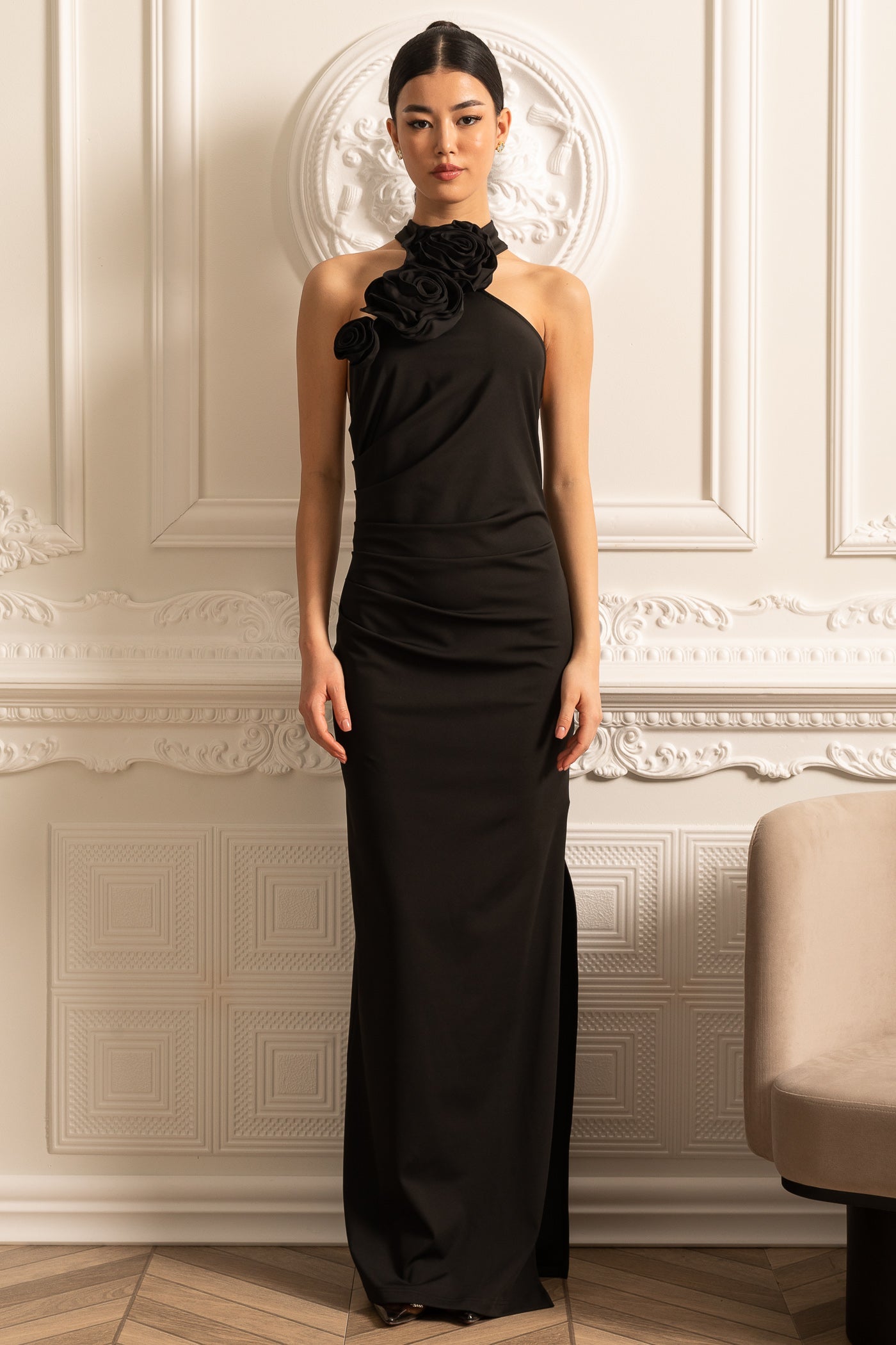 Vestido Justo Com Rosas 3D No Decote E Fenda Lateral - Preto