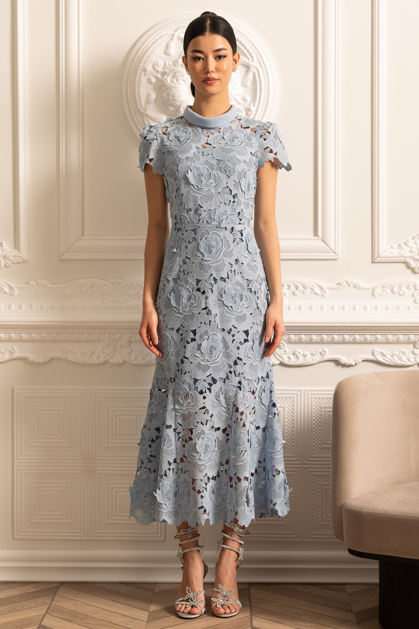 Vestido de Renda com Padrão Floral, Gola Alta e Saia Midi - Azul