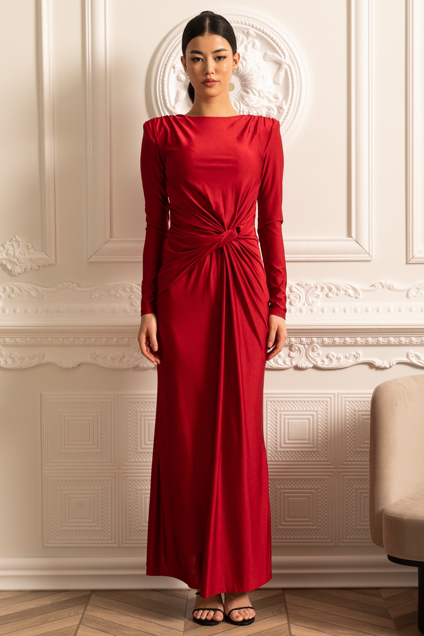 Vestido de Cetim com Mangas Longas, Drapê Lateral e Detalhe de Cintura Torcida - Vermelho
