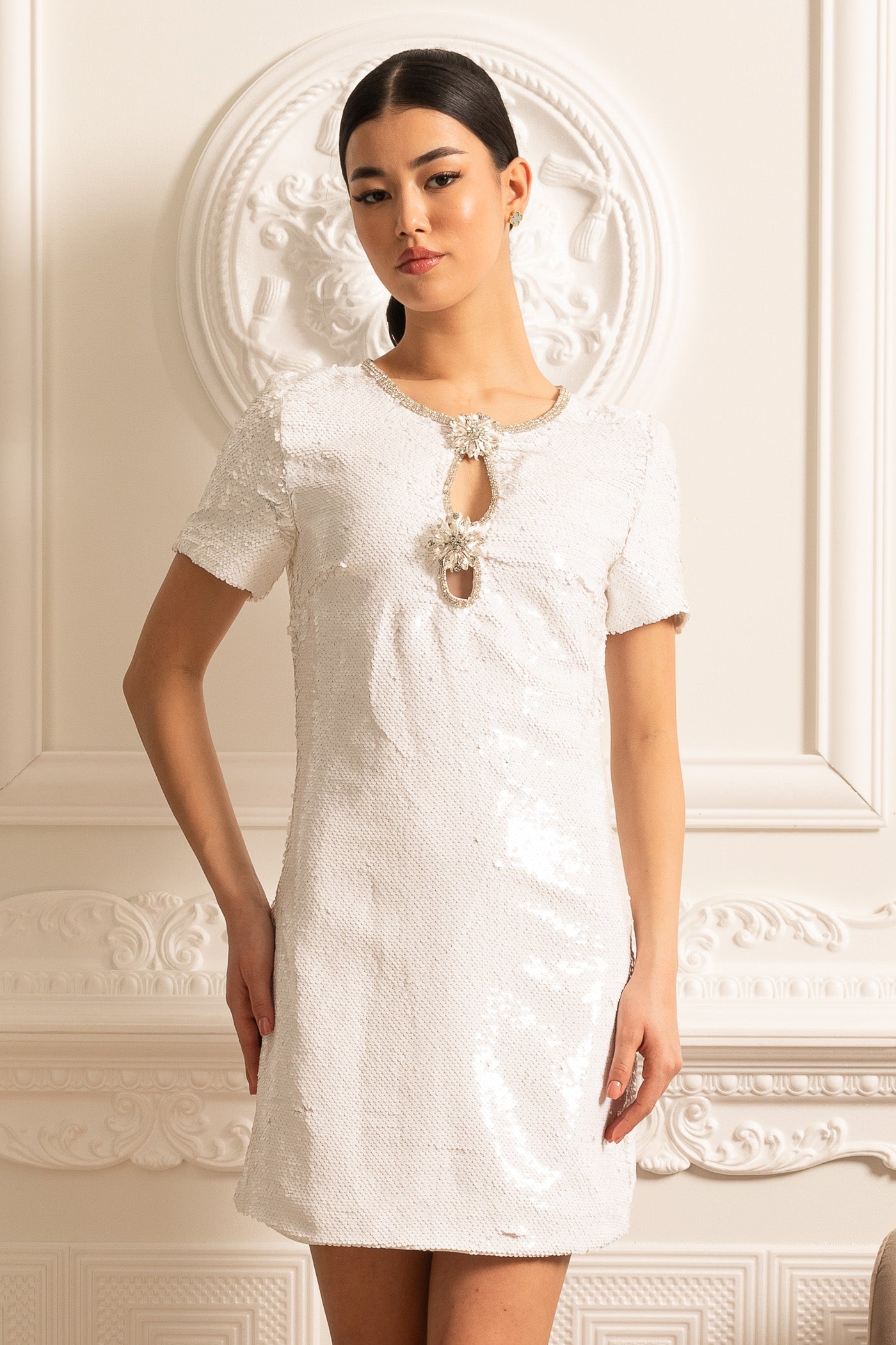 Vestido Mini de Lantejoulas com Broches Florais e Decote Brilhante - Branco