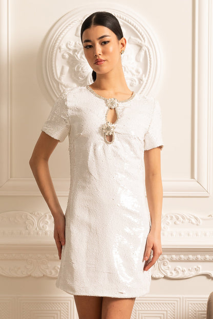 Vestido Mini de Lantejoulas com Broches Florais e Decote Brilhante - Branco