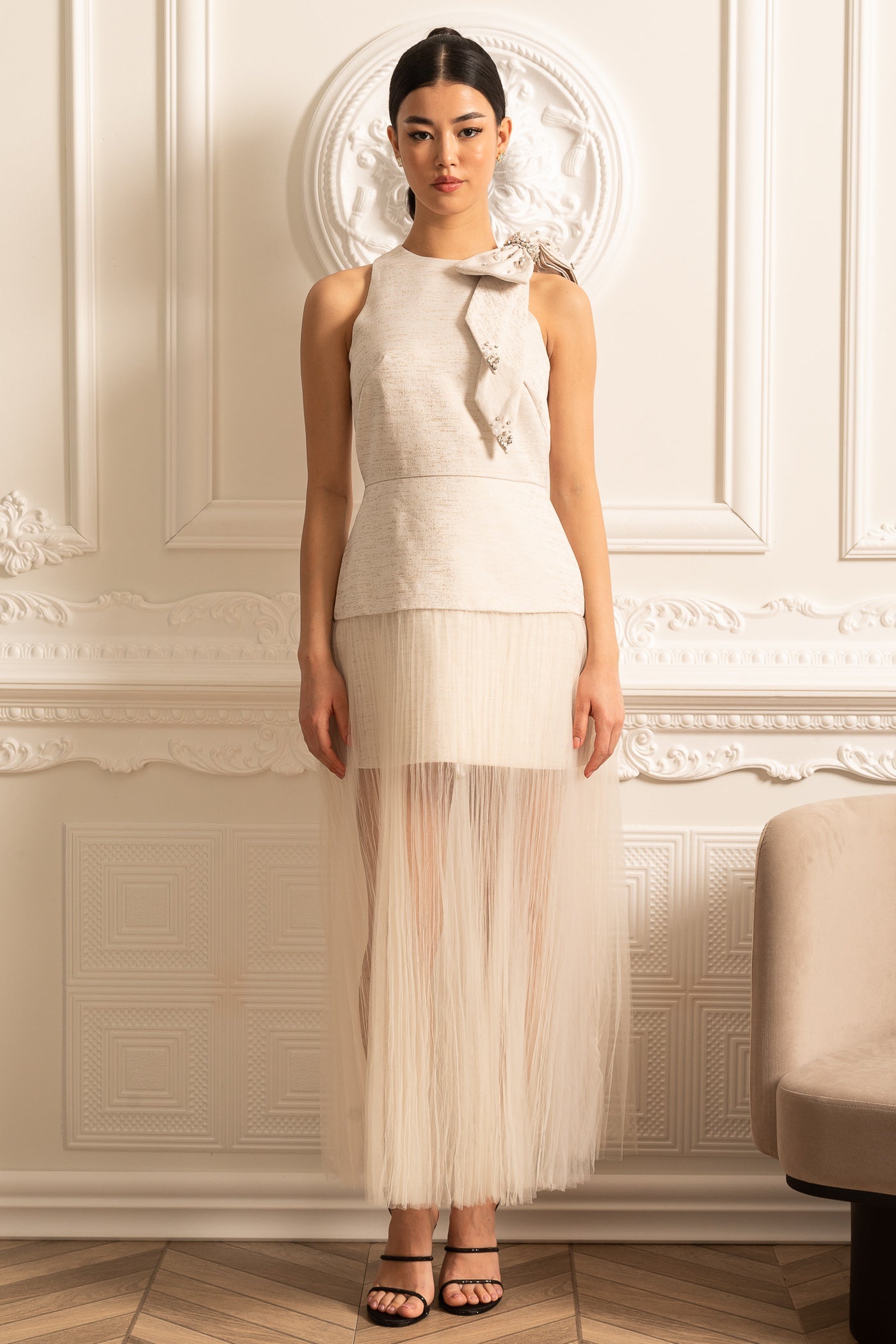 Vestido Elegante Com Saia Plissada De Tule, Laço No Ombro E Aplicações Brilhantes - Ivoire