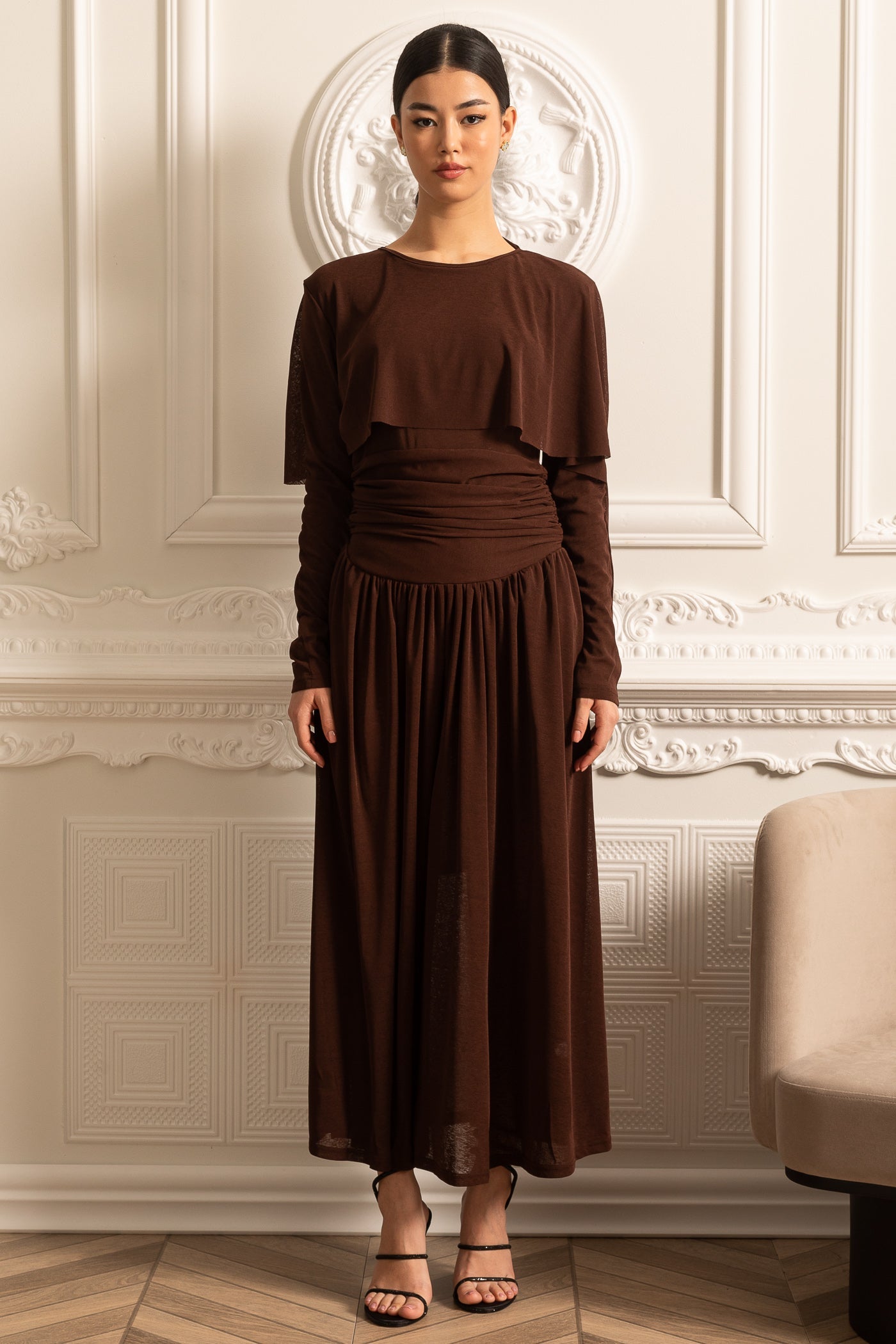 Vestido Elegante Com Cintura Plissada, Saia Maxi Plissada E Top Camponesa - Castanho