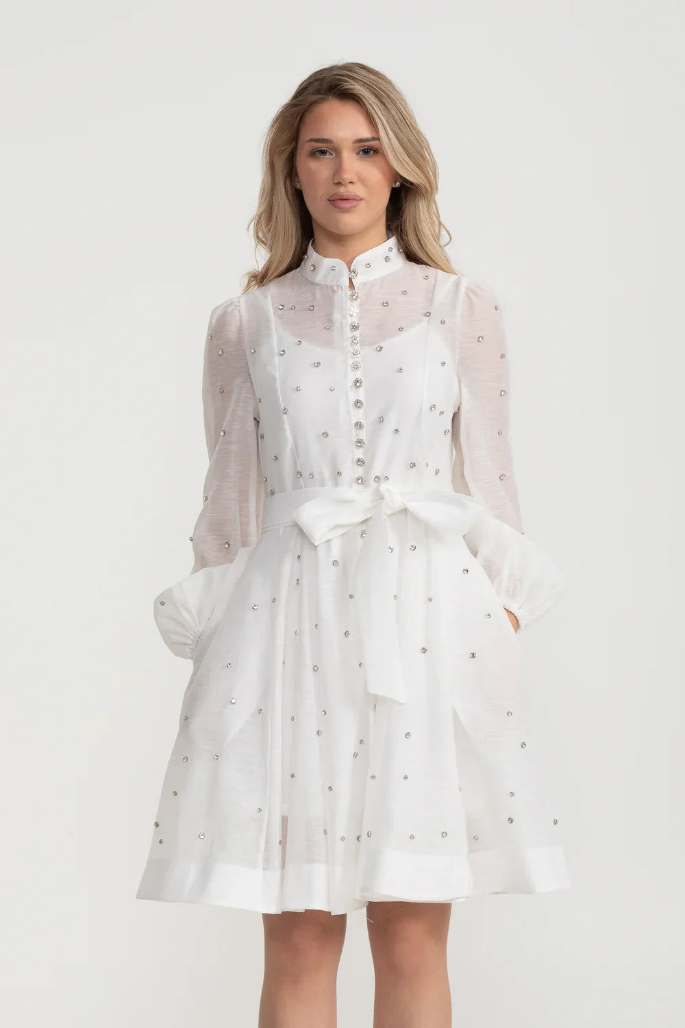 Vestido Elegante Com Mangas Bufantes Longas, Gola Alta E Enfeites Brilhantes - Branco