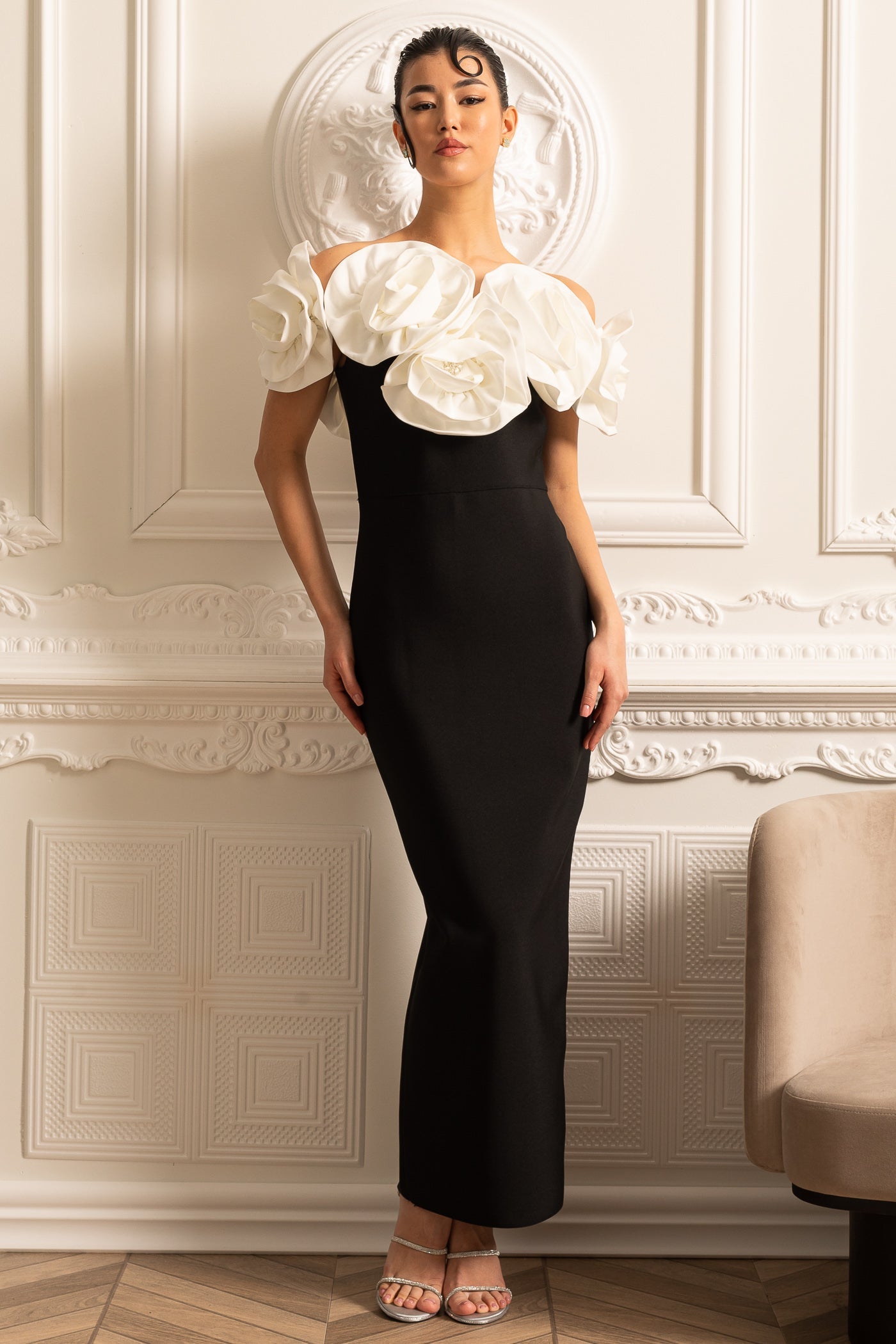 Vestido Justo com Grandes Aplicações Florais Brancas - Preto