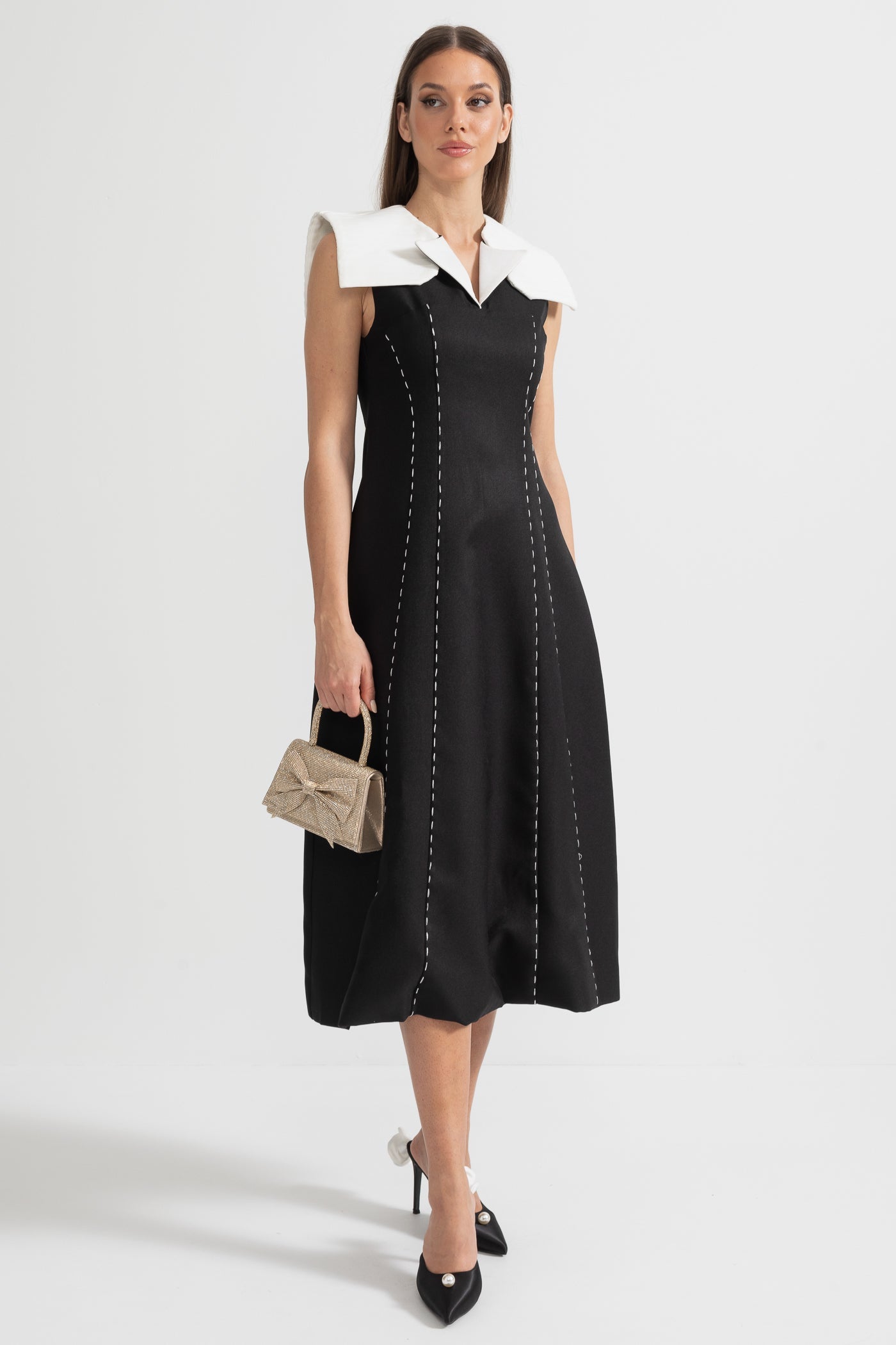 Vestido Midi Sem Mangas com Costura Contrastante e Ombros Brancos Oversized - Preto