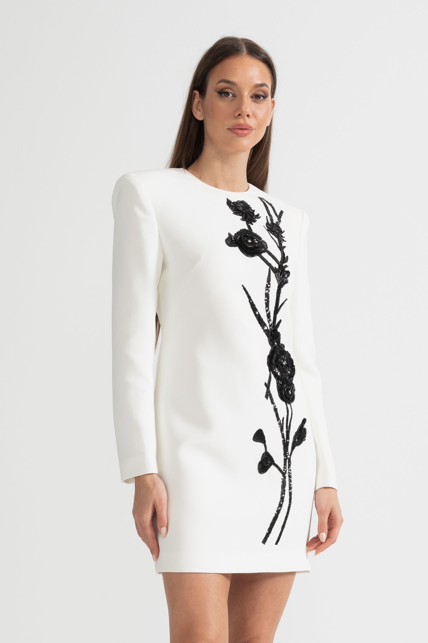 Vestido Mini de Manga Longa com Bordado Floral Contrastante - Branco
