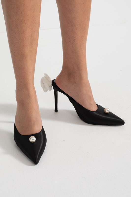 Sapatos de Salto Satinados com Detalhe de Pérola e Flor de Organza - Preto