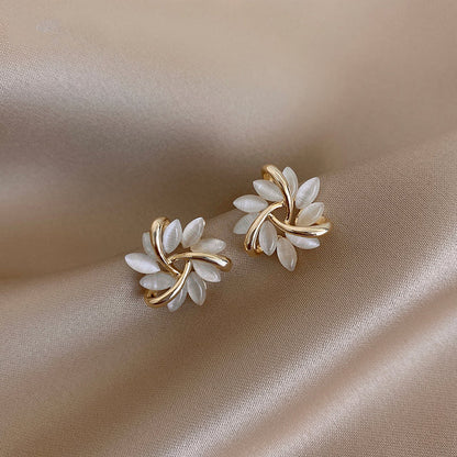 Brincos em forma de argola com pétalas de opala dourada