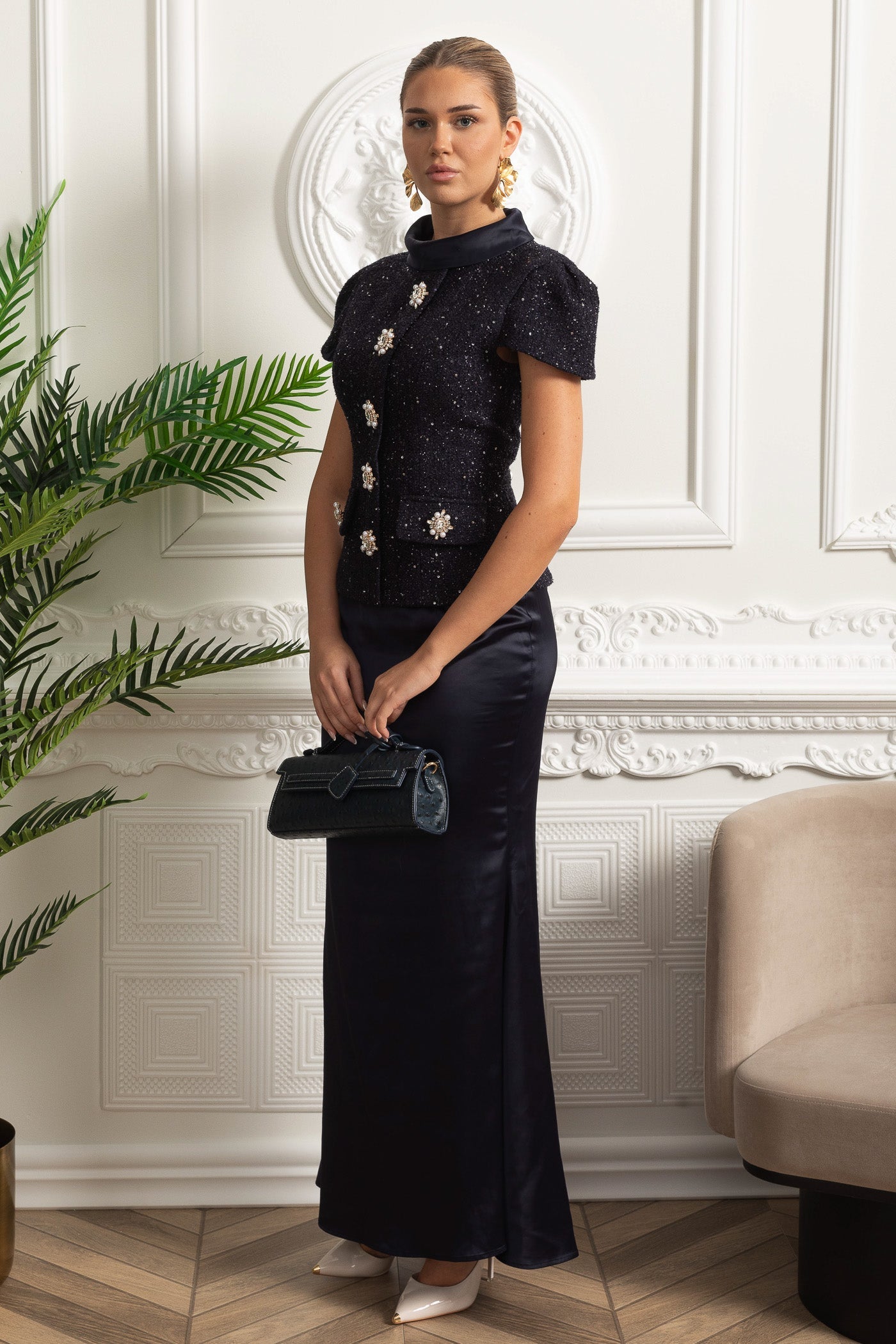 Conjunto Co-Ord com Top Embelizado em Tweed e Saia Maxi em Cetim - Azul Marinho