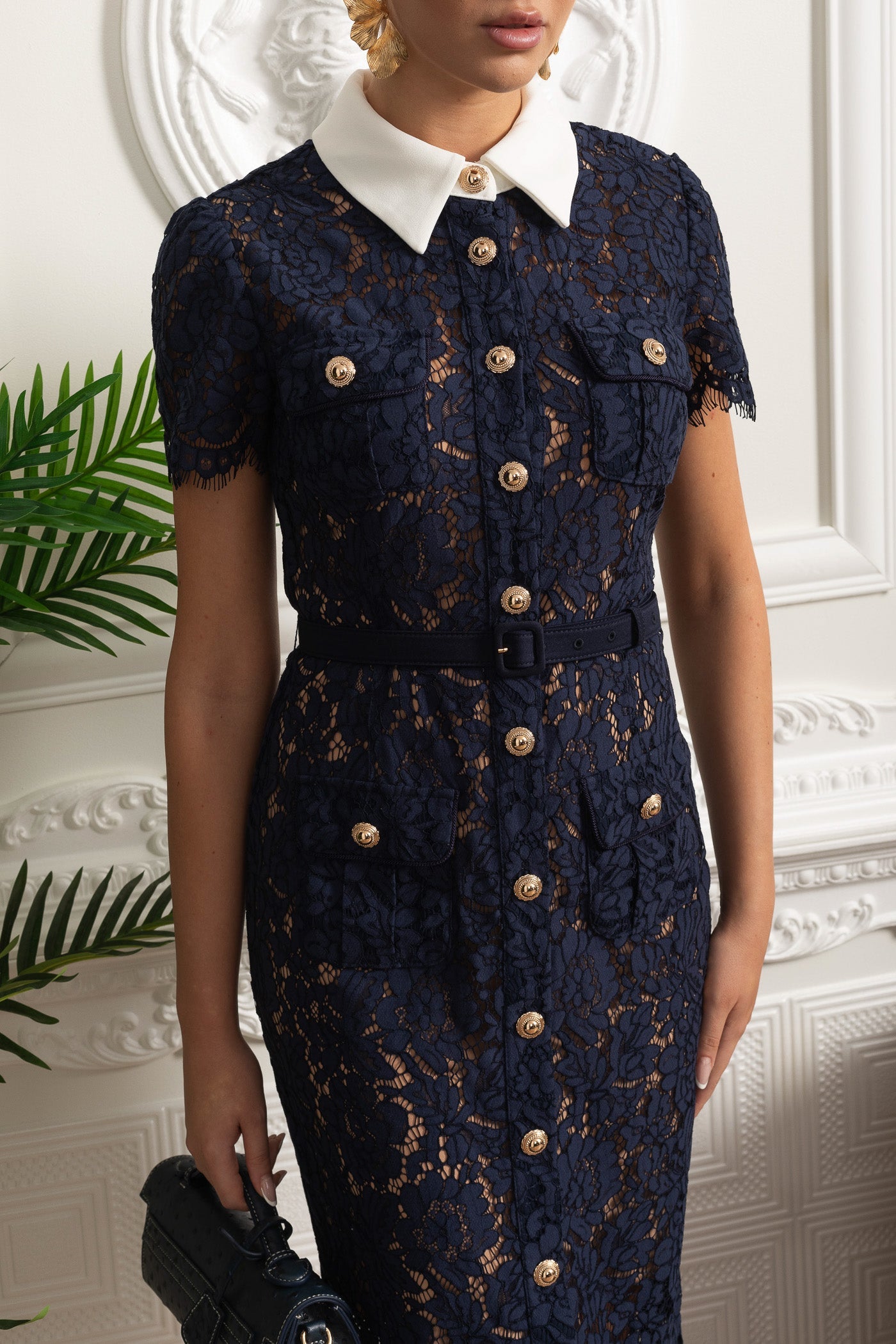 Vestido Midi de Renda Floral com Colarinho Estruturado e Cintura Cintada - Azul Marinho