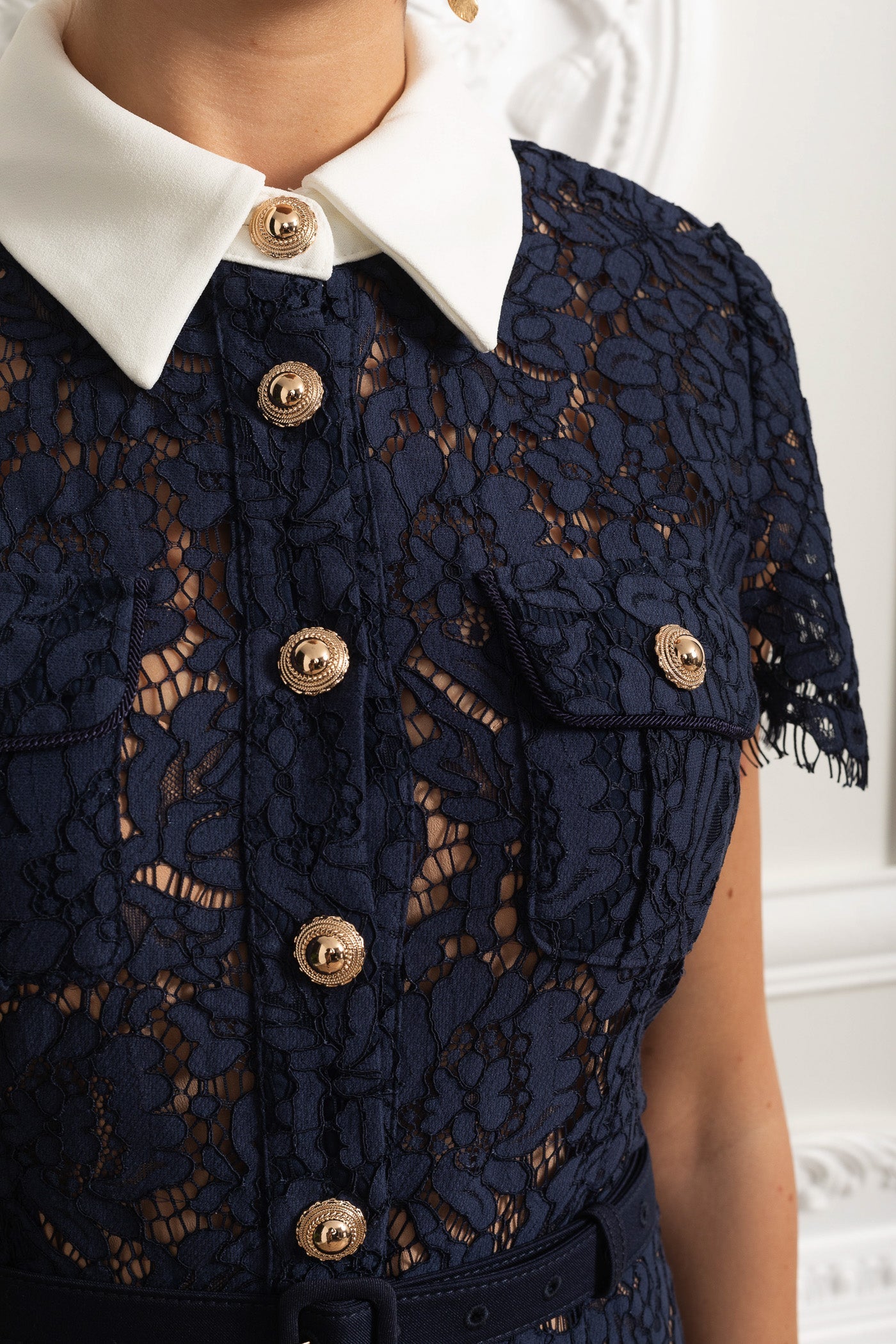 Vestido Midi de Renda Floral com Colarinho Estruturado e Cintura Cintada - Azul Marinho