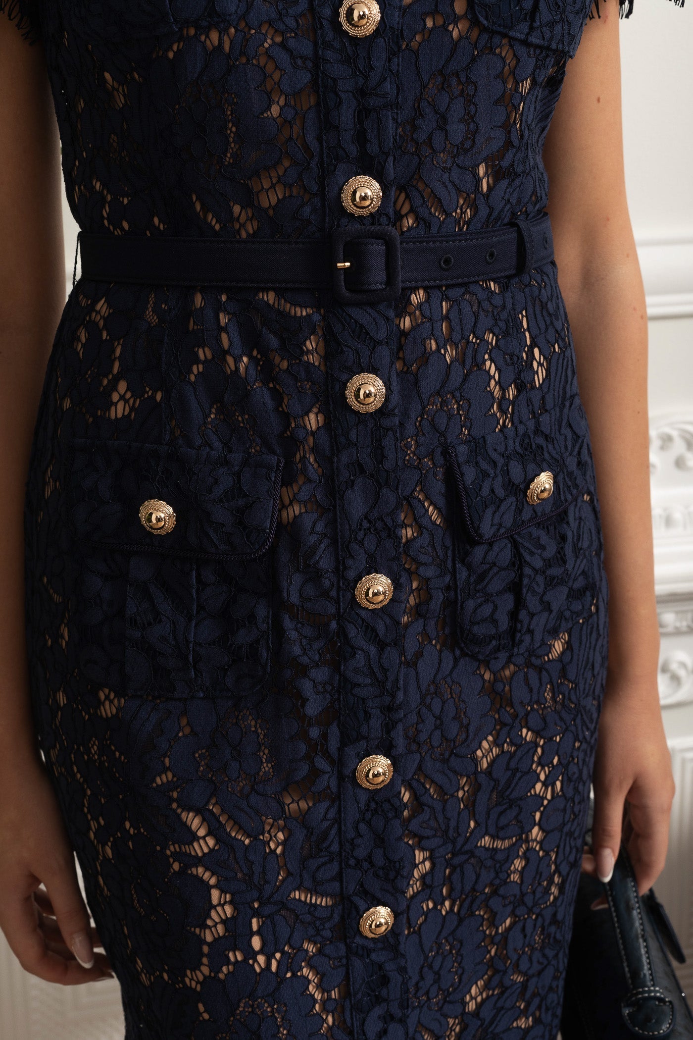 Vestido Midi de Renda Floral com Colarinho Estruturado e Cintura Cintada - Azul Marinho