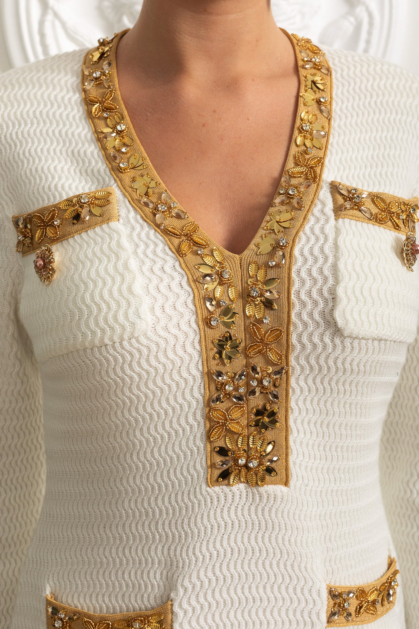 Vestido Mini Texturizado Com Mangas Longas E Detalhes Dourados - Branco