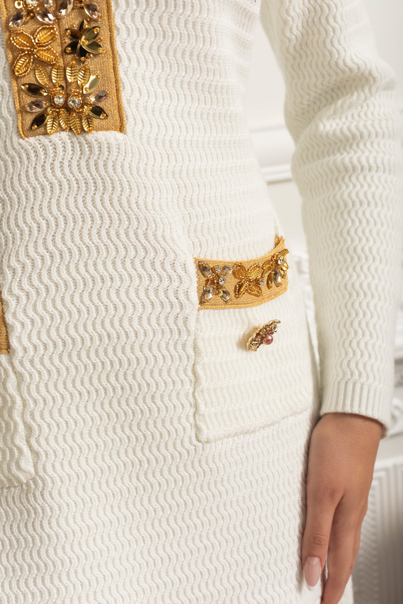 Vestido Mini Texturizado Com Mangas Longas E Detalhes Dourados - Branco