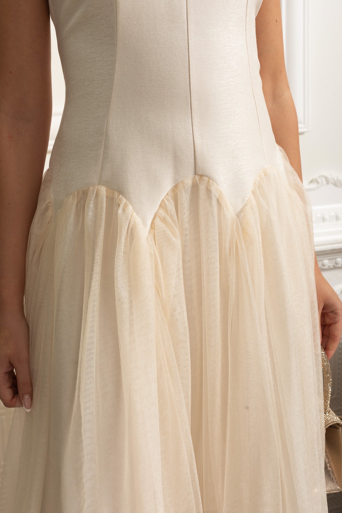 Vestido Midi Sem Mangas com Saia de Tule e Gola Decorada com Pérolas - Ivoire