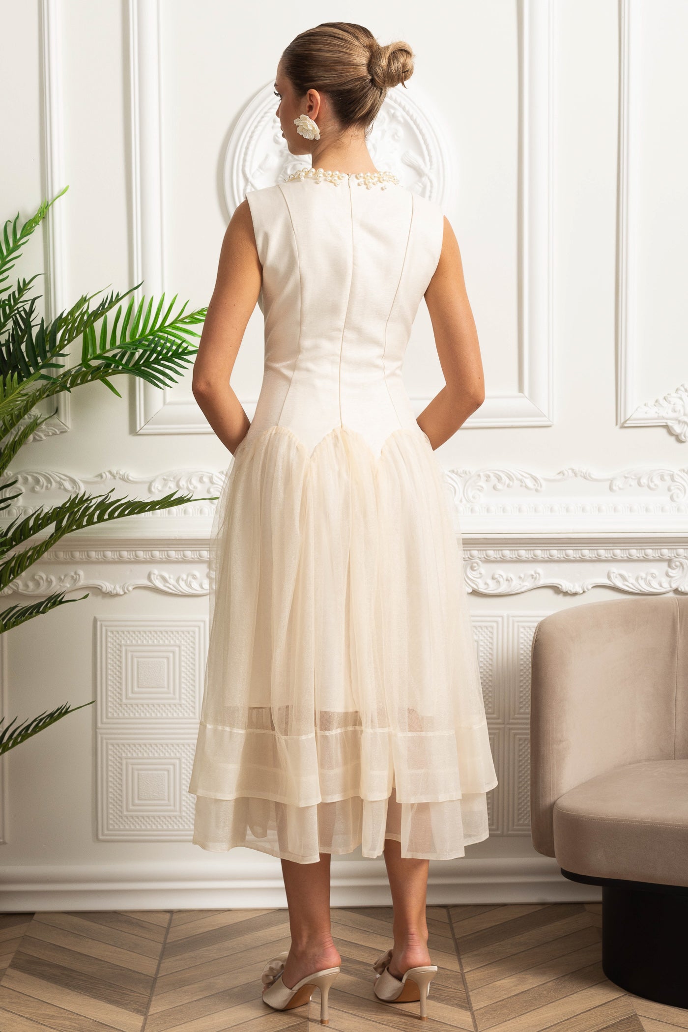 Vestido Midi Sem Mangas com Saia de Tule e Gola Decorada com Pérolas - Ivoire