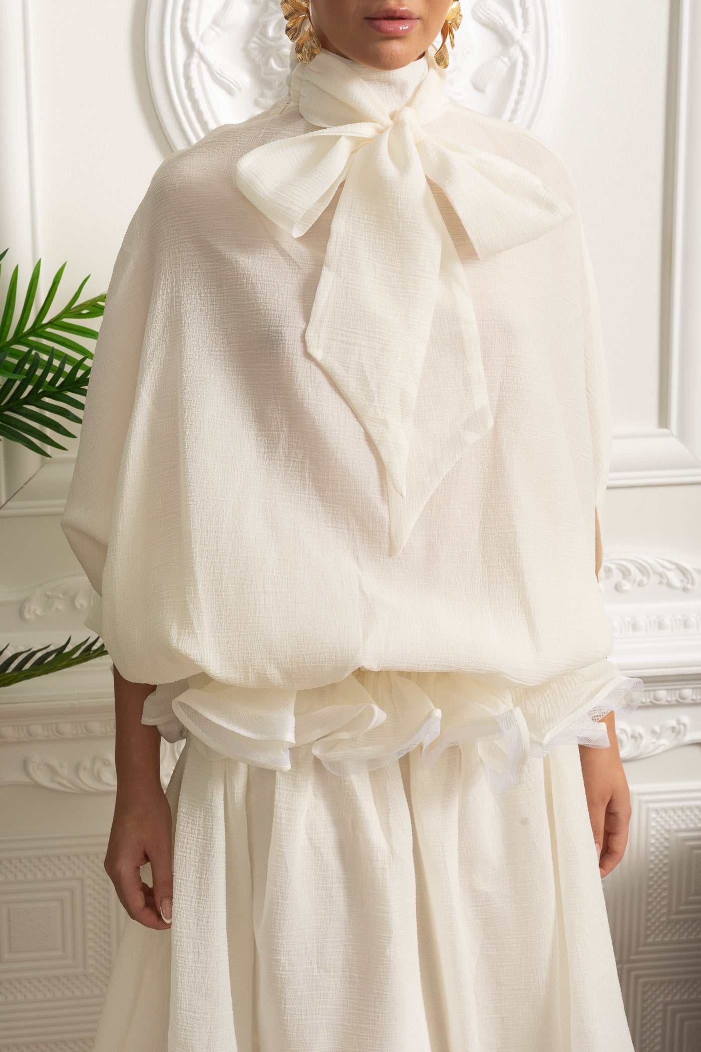 Vestido Maxi de Organza com Gola Laço e Silhueta Volumosa - Ivoire