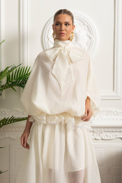 Vestido Maxi de Organza com Gola Laço e Silhueta Volumosa - Ivoire