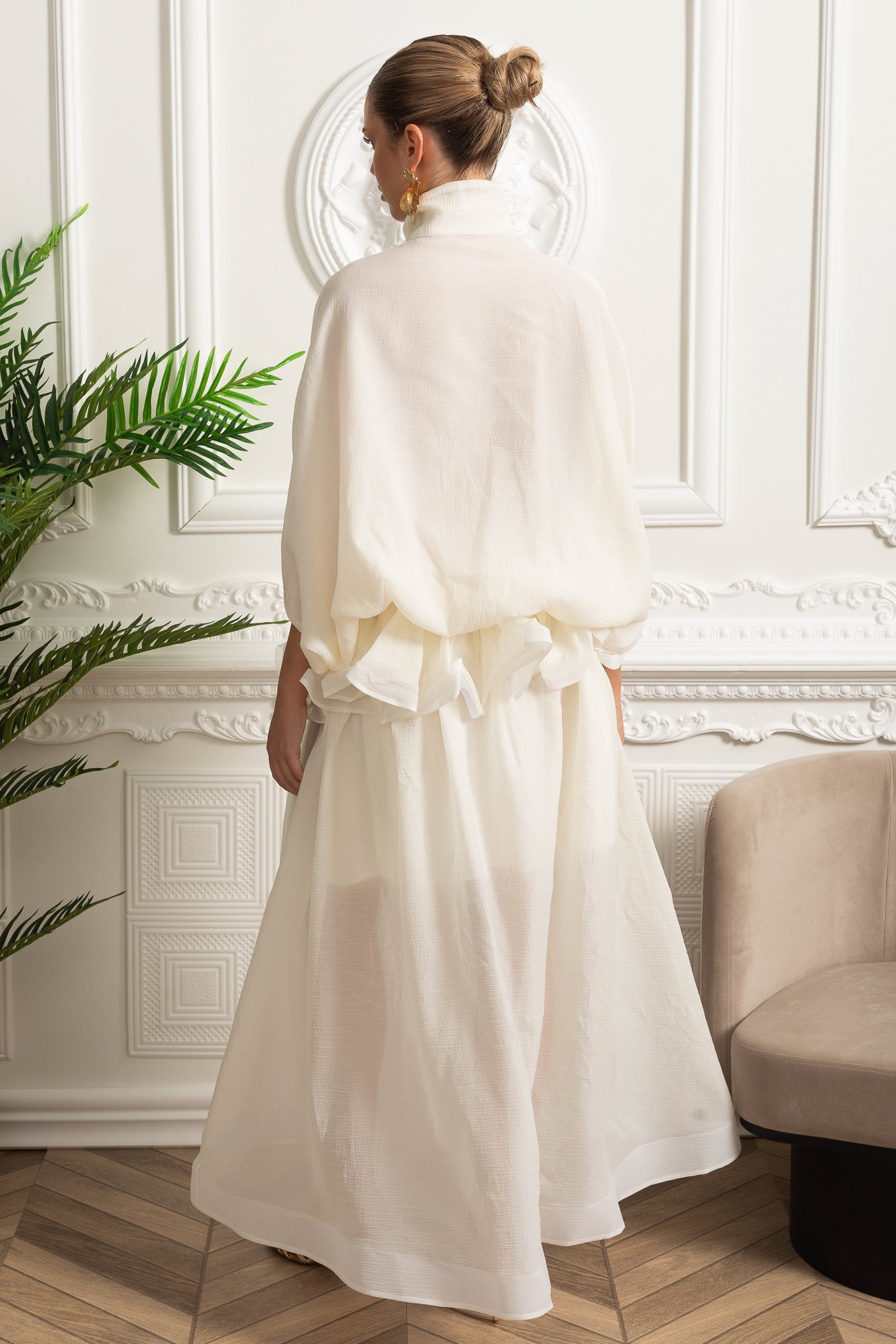Vestido Maxi de Organza com Gola Laço e Silhueta Volumosa - Ivoire