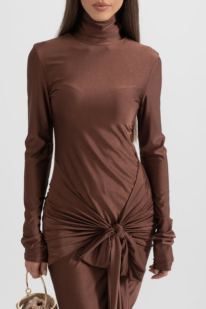 Vestido Longo com Gola Alta Drapada - Castanho