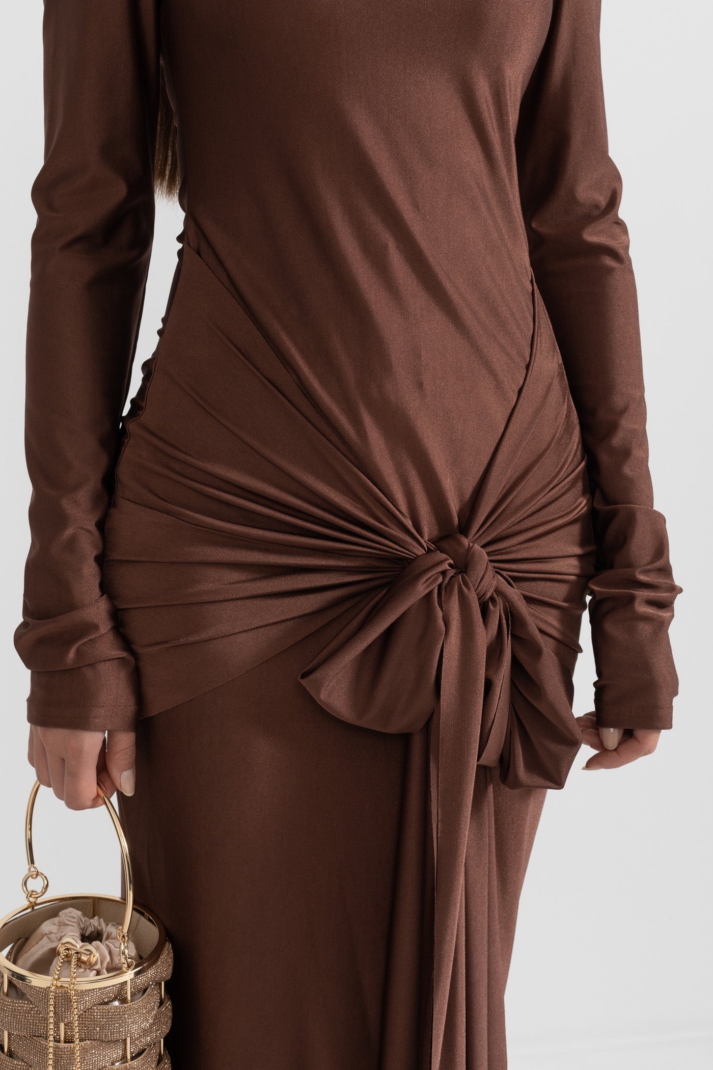 Vestido Longo com Gola Alta Drapada - Castanho