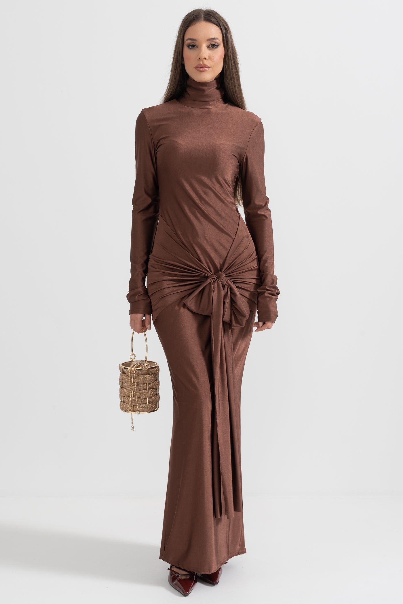 Vestido Longo com Gola Alta Drapada - Castanho