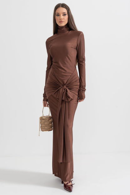 Vestido Longo com Gola Alta Drapada - Castanho